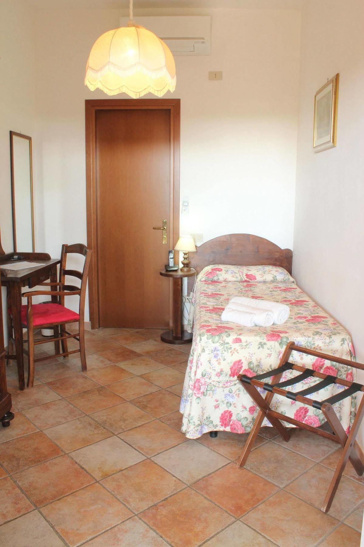 Hotel Residence I Briganti Di 卡帕尔比奥 外观 照片